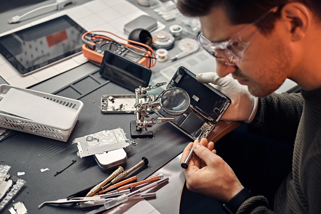 phone repair technician service